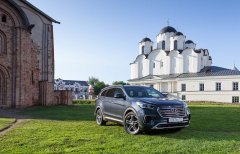 Grand Santa Fe на фоне Новгородской Софии смотрится элегантно.