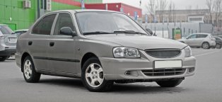 Хендай Акцент Стоит